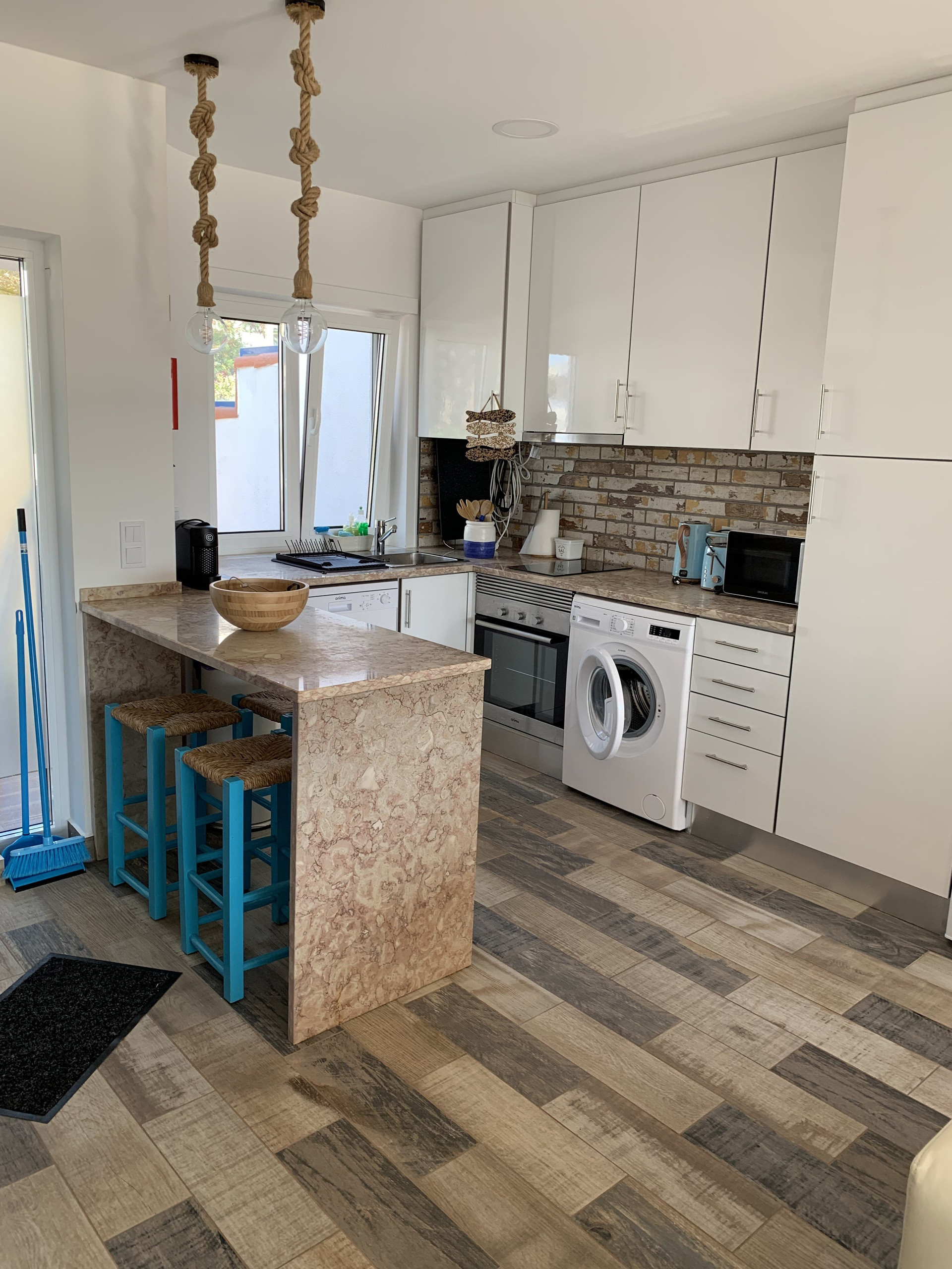Kitchen with breakfast bar