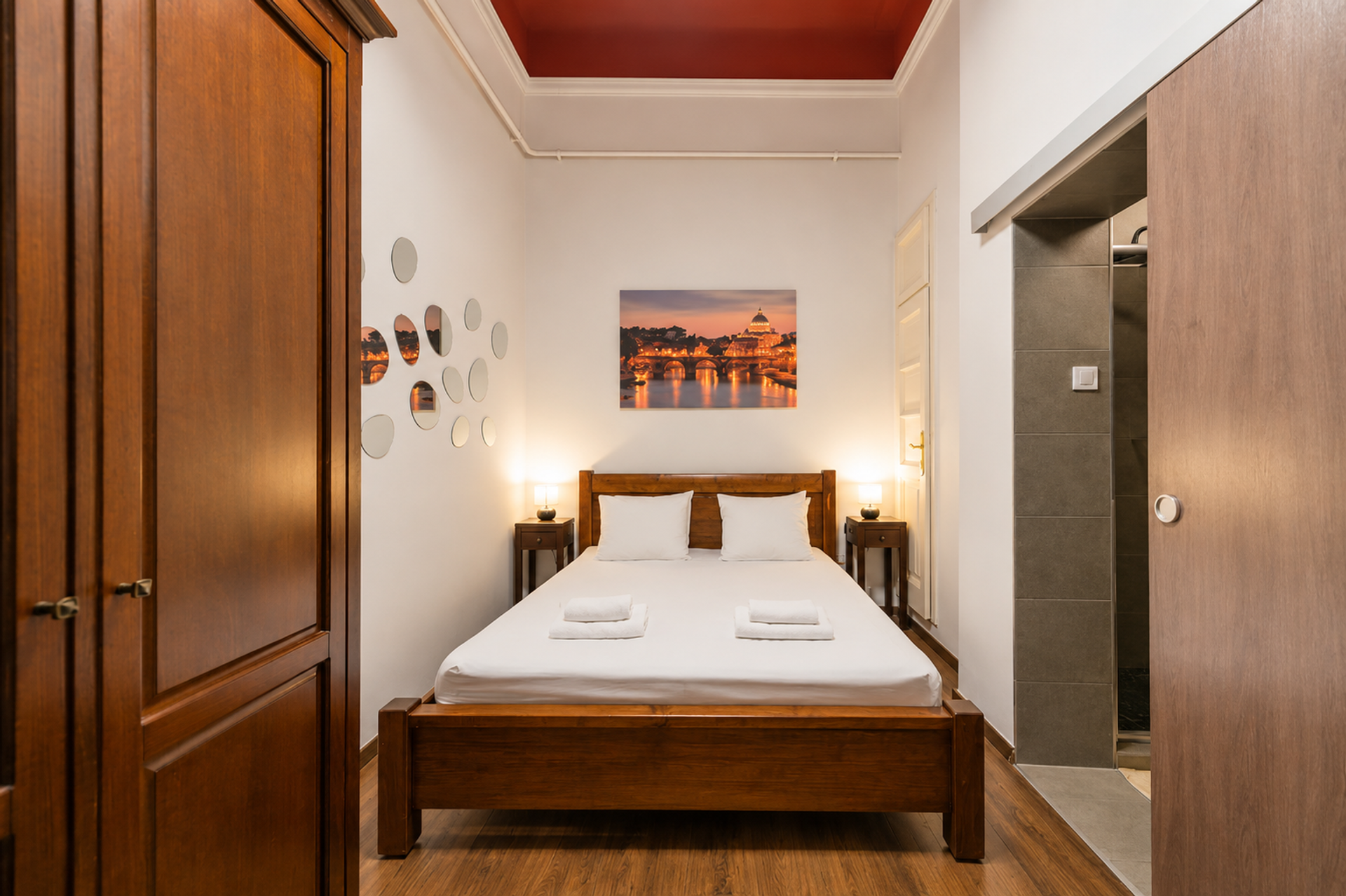 Double bedroom red ceiling en-suite