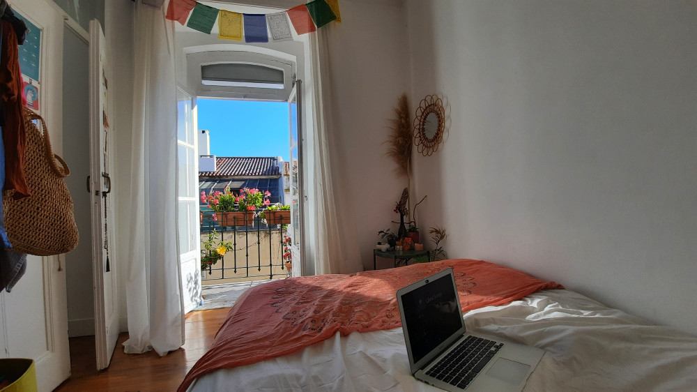 Cozy sunny room in Lisbon