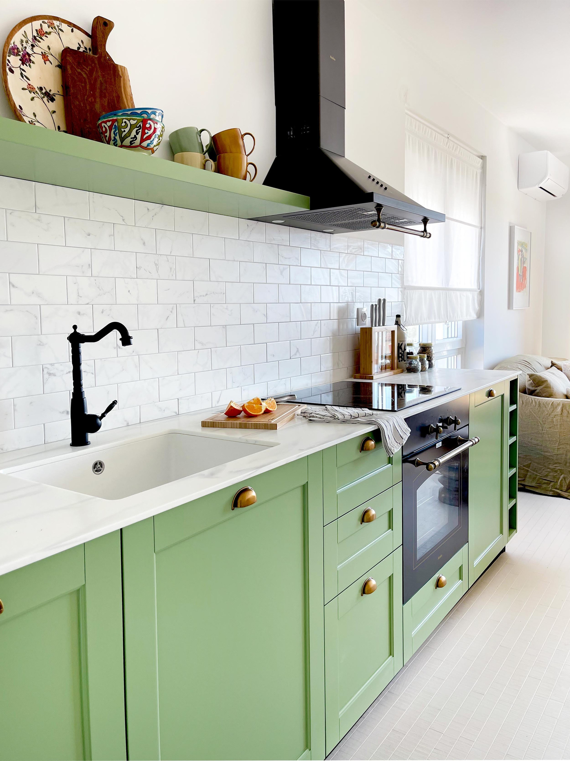 Green kitchen marble tiles oven