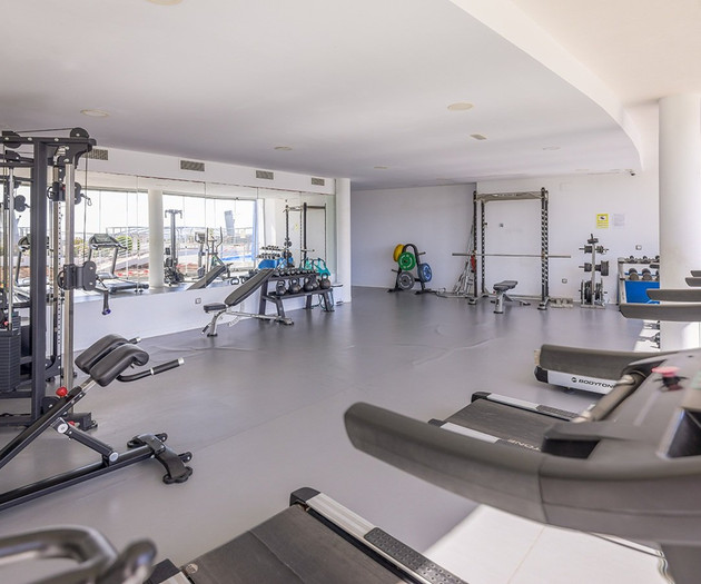 Luxury Beachfront Apt | Heated Pool, Gym & Seaview
