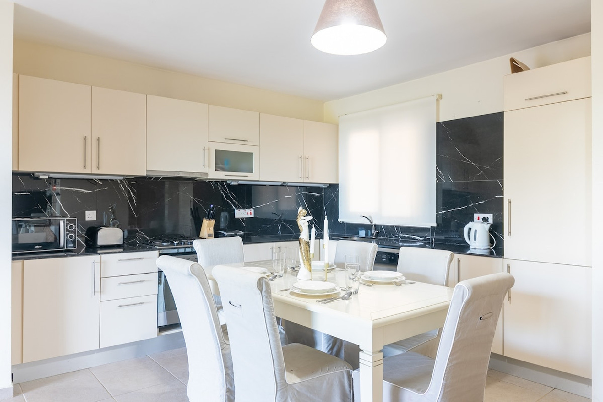 Full kitchen image 1