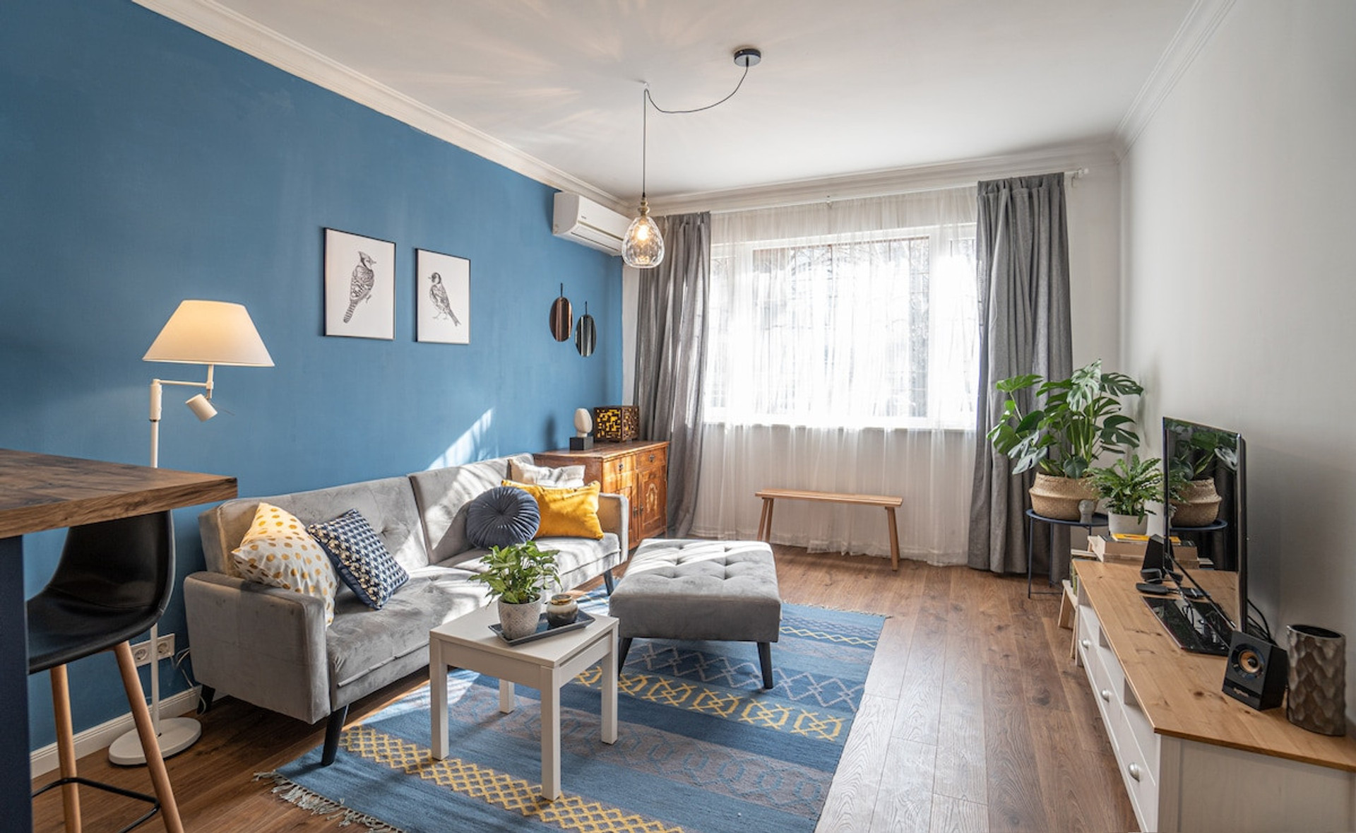 Bright and Cozy Living Area - Perfect for relaxing after a day of exploring Sofia. Ideal for couples, solo adventurers, and business travellers.