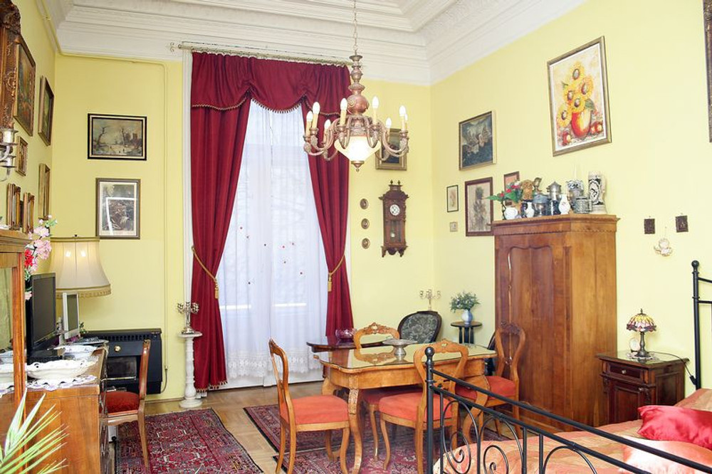 Antique style apartment with baclony!