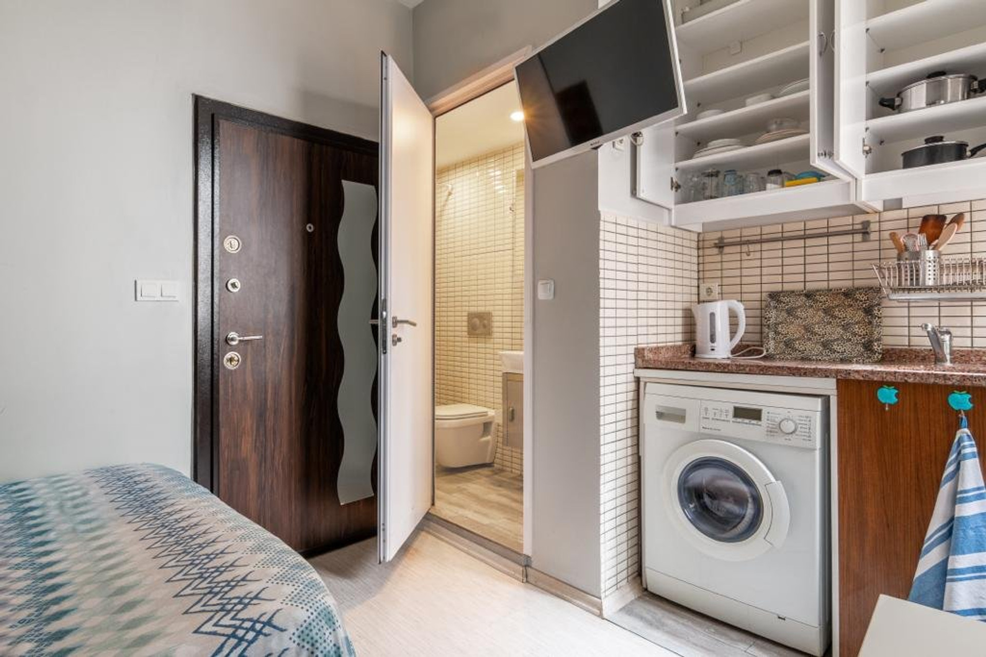 Kitchenette and view into bathroom