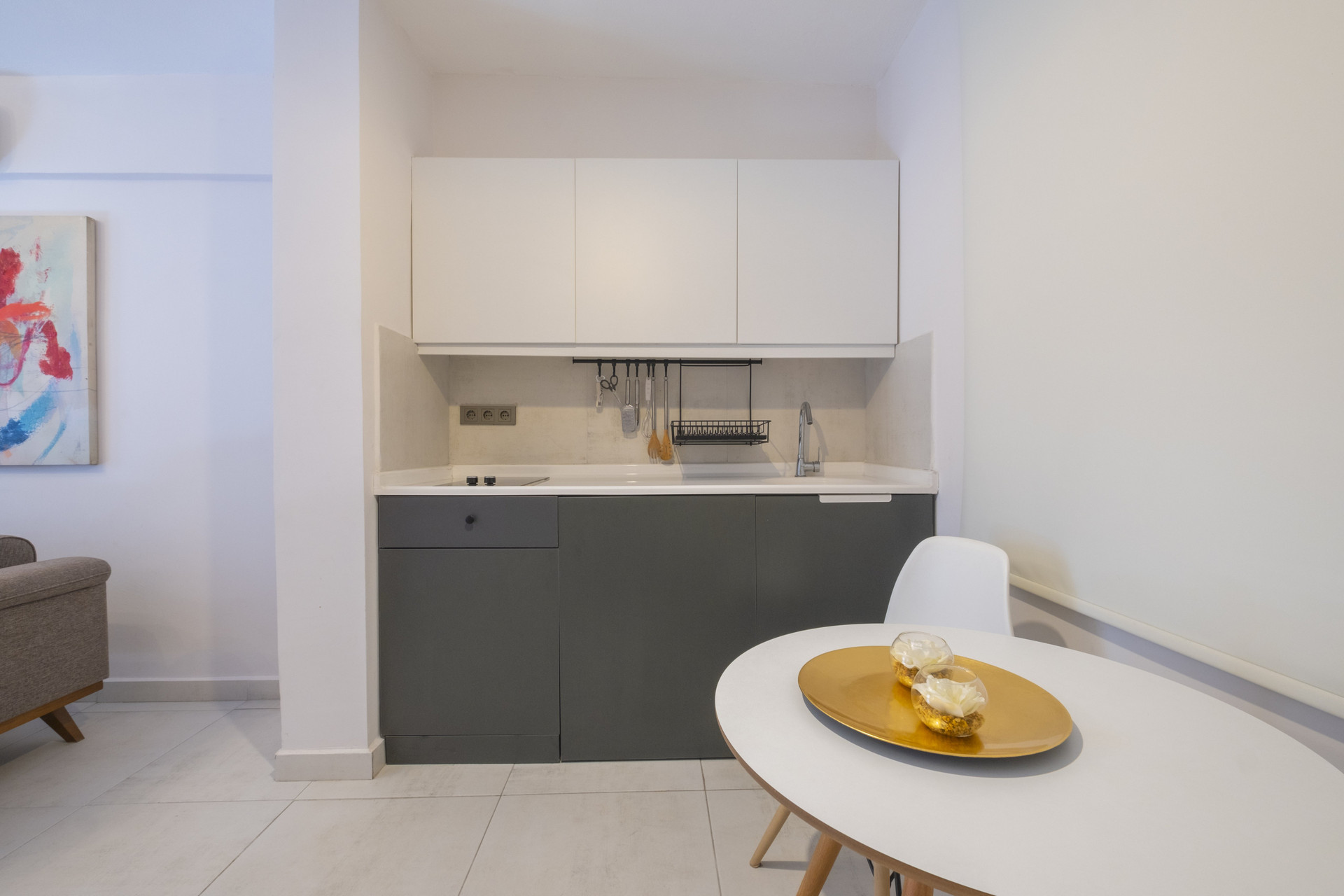 Kitchenette with dining table