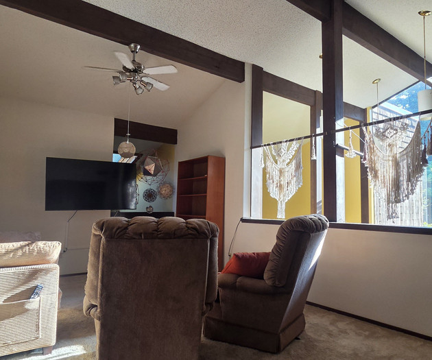 Good Vibes Room in Quiet Forested City Home