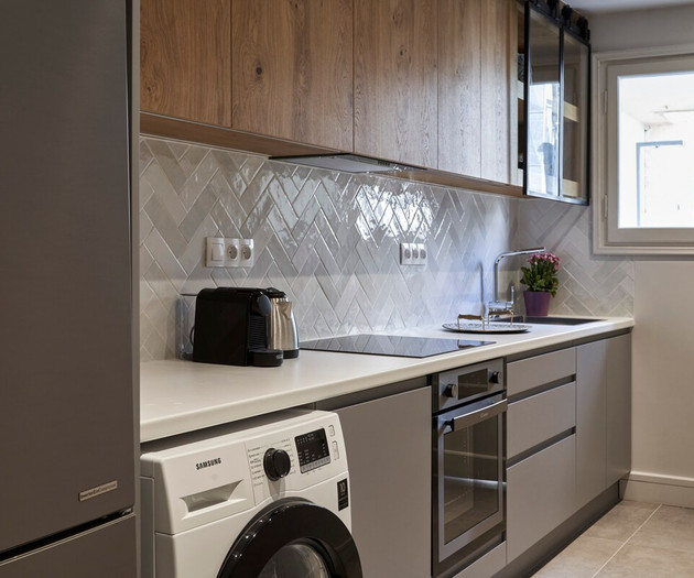 The full equipped kitchen and the washing machine