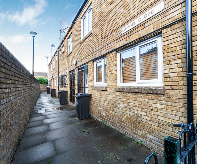 Bright 3 Bed Garden House, Haggerston, Parking