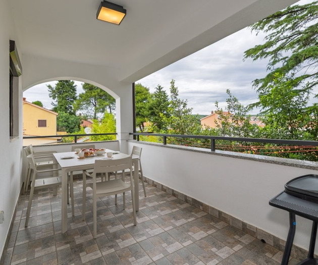 Balcony with table and grill