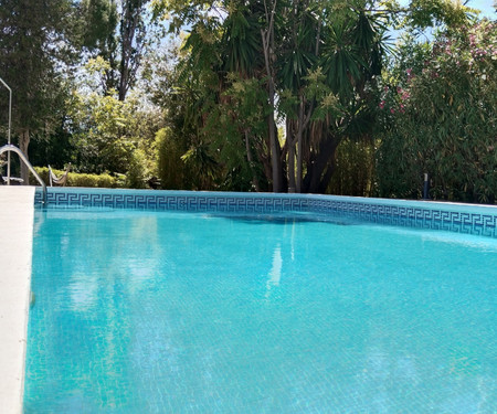 Casita de campo con jardines y piscinas.