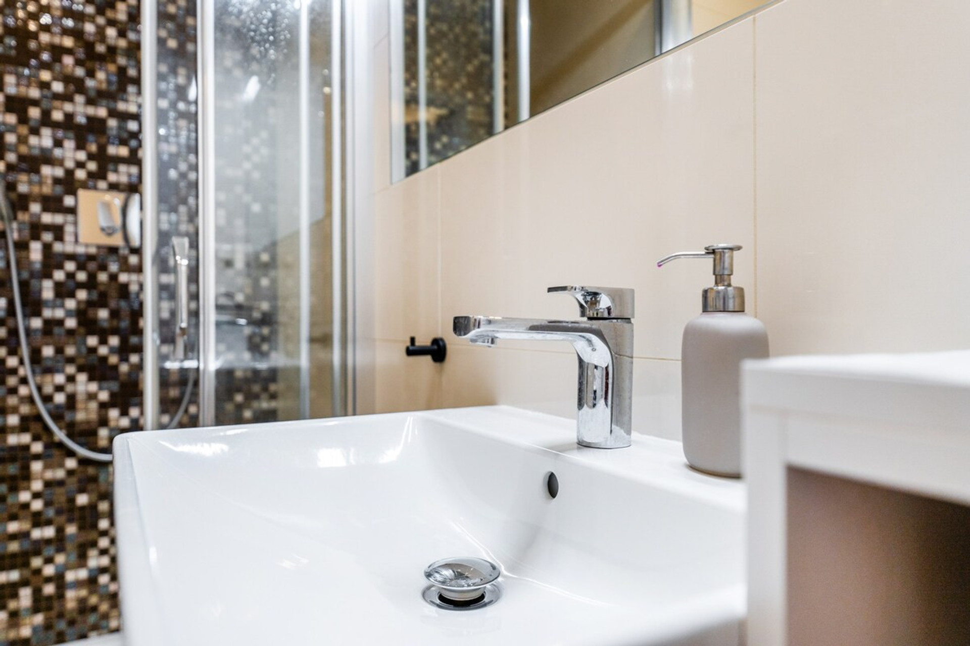 Full bathroom image 4