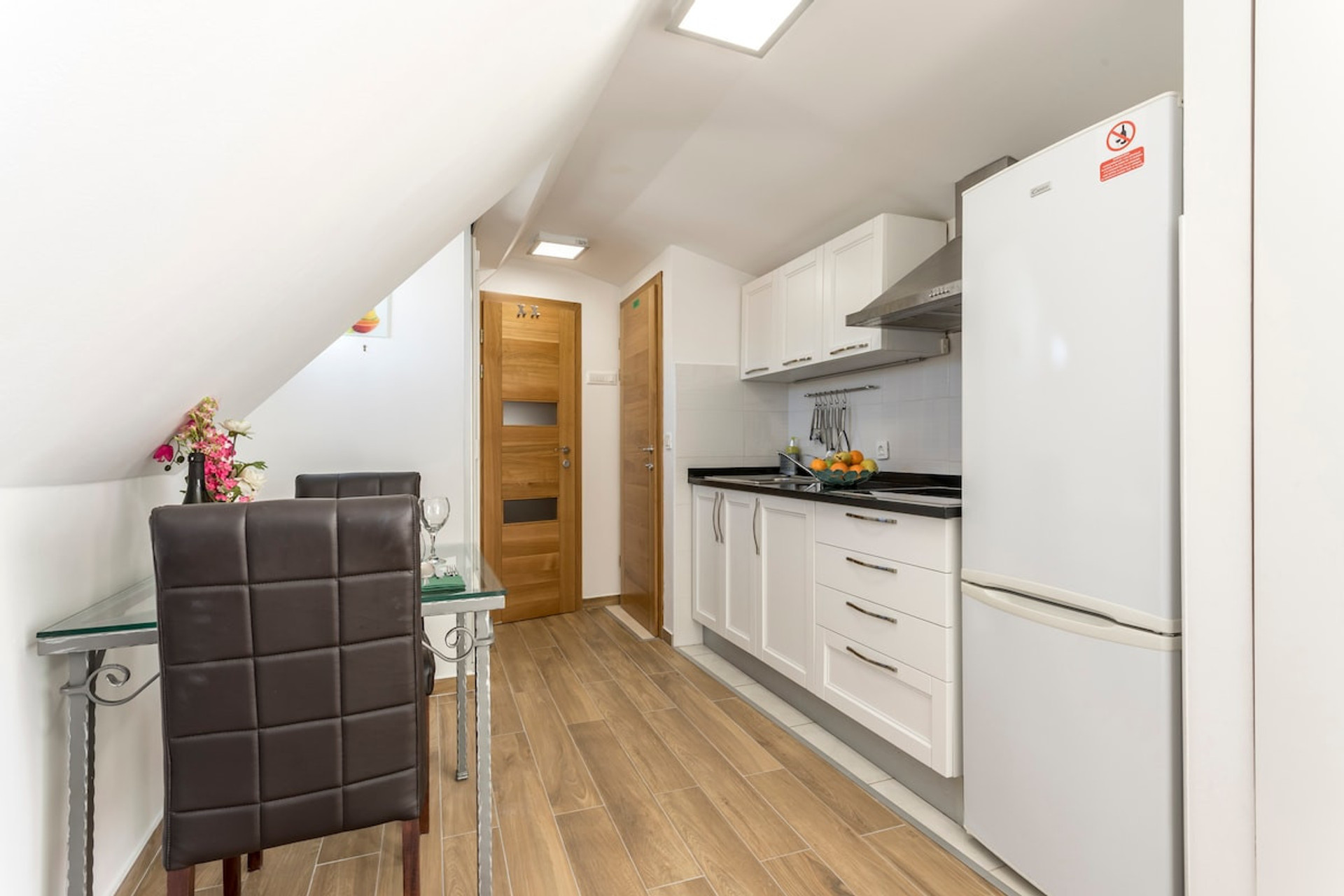 Entrance, kitchen and dinning table