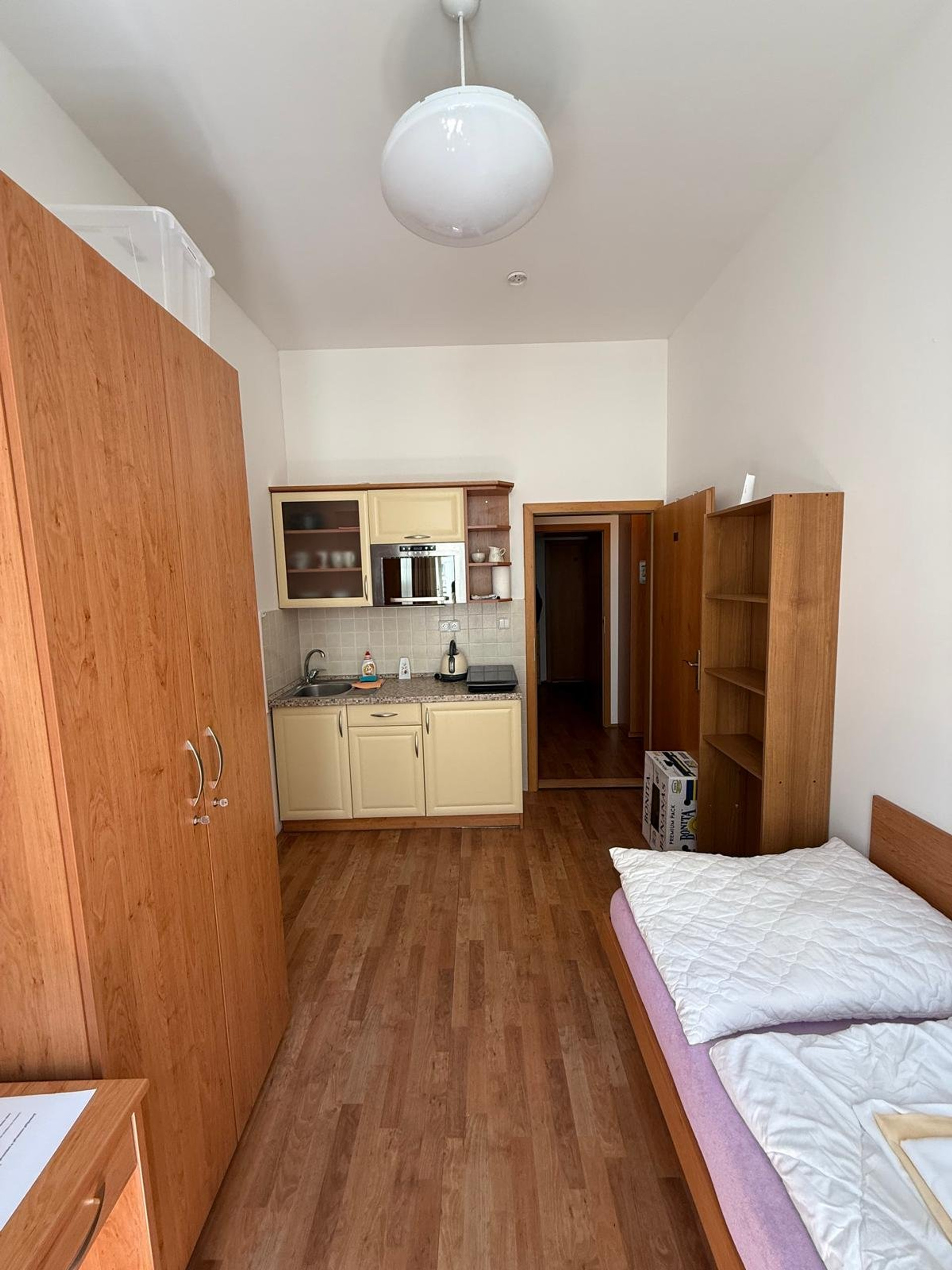 Studio room with kitchenette and bed