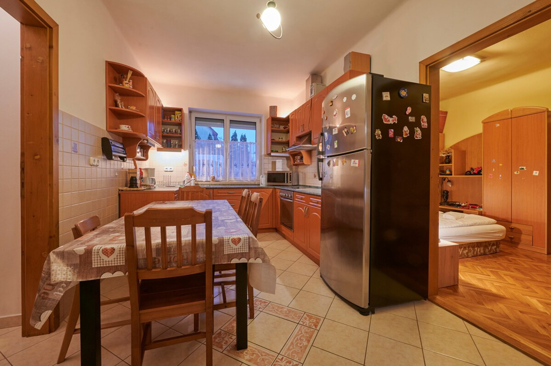 Full kitchen image 1