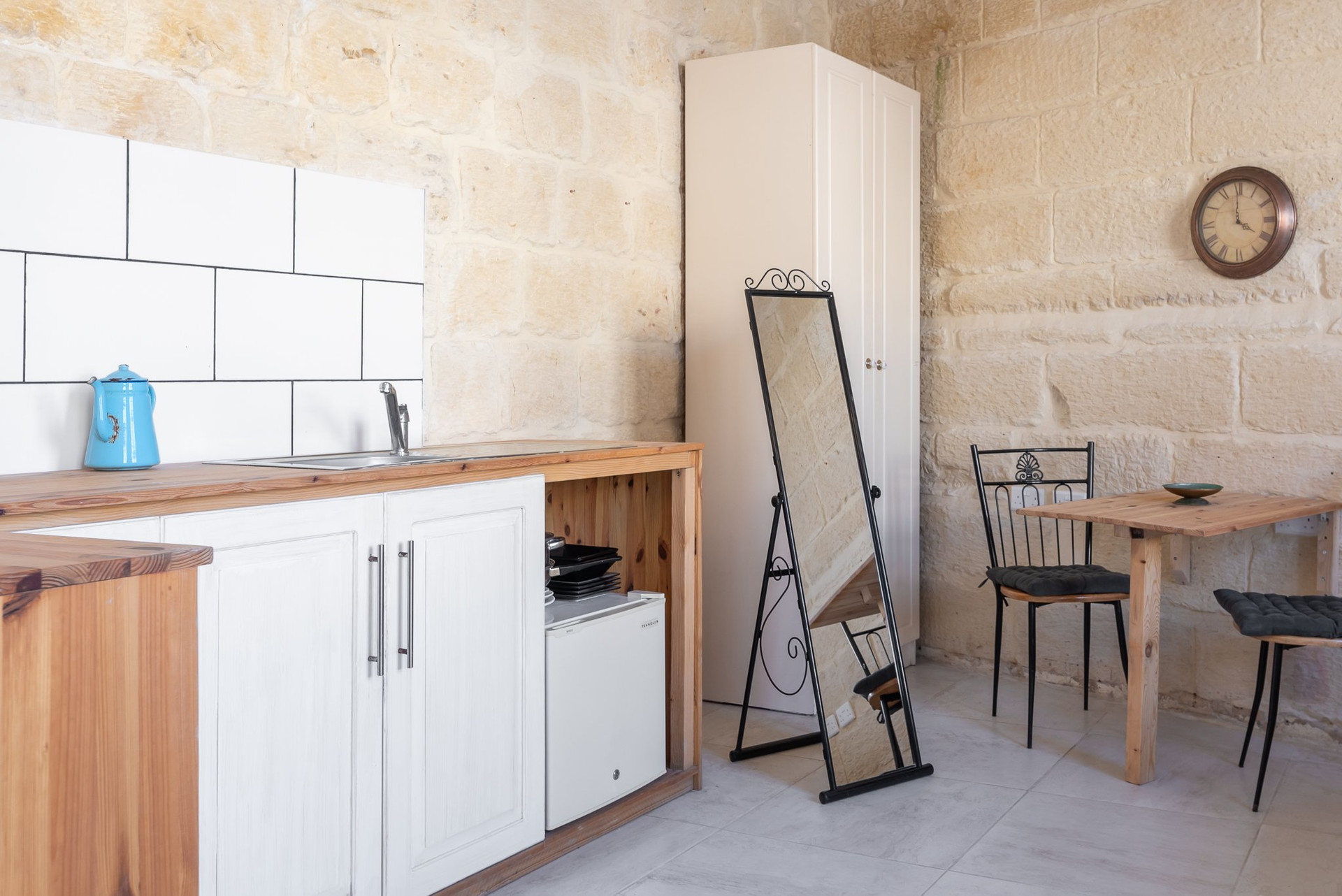 Kitchenette with dining table