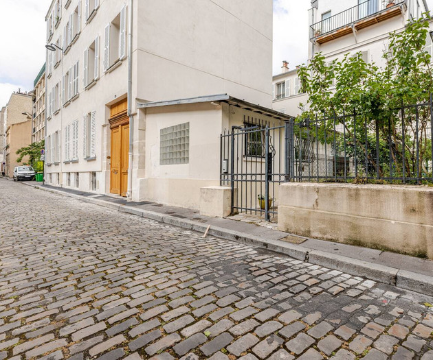 Tiny house in the Center of Paris