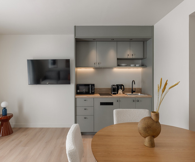Bright 1-bed apartment, close to metro station