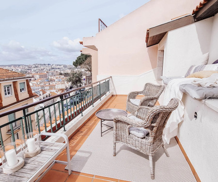 Bright penthouse with 2 private terraces in Graça