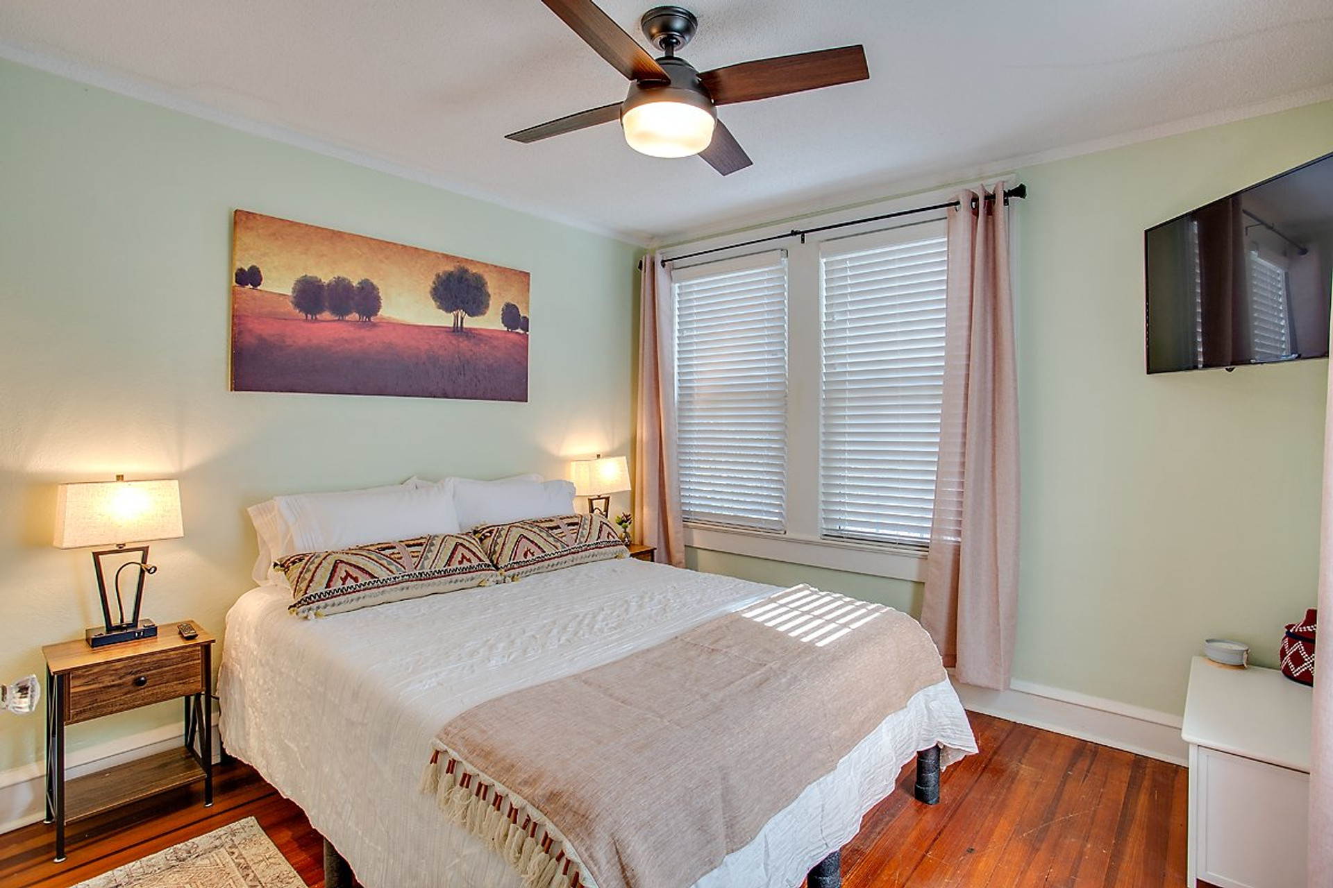 Second bedroom with TV 