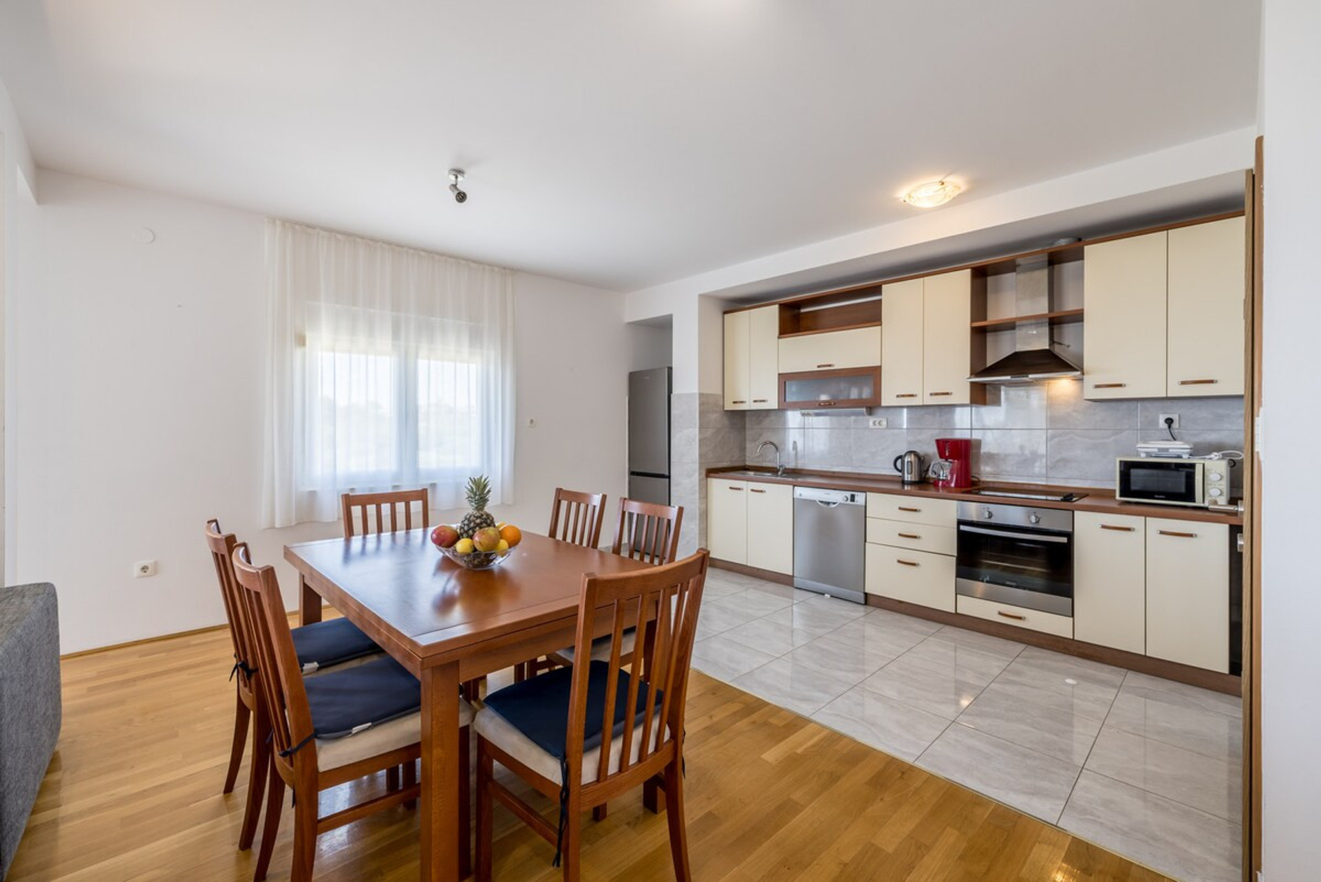 Fully equipped kitchen with dining area