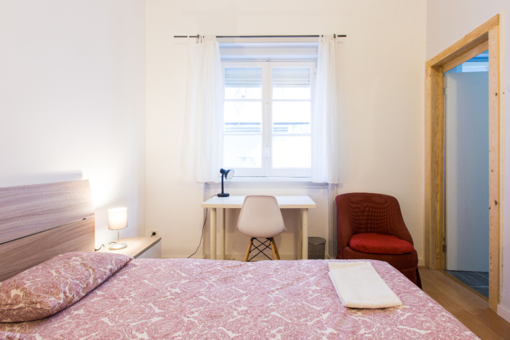Double room with private bathroom in Rato preview