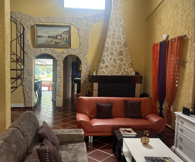 4T House with a camin, big pool + BBQ place