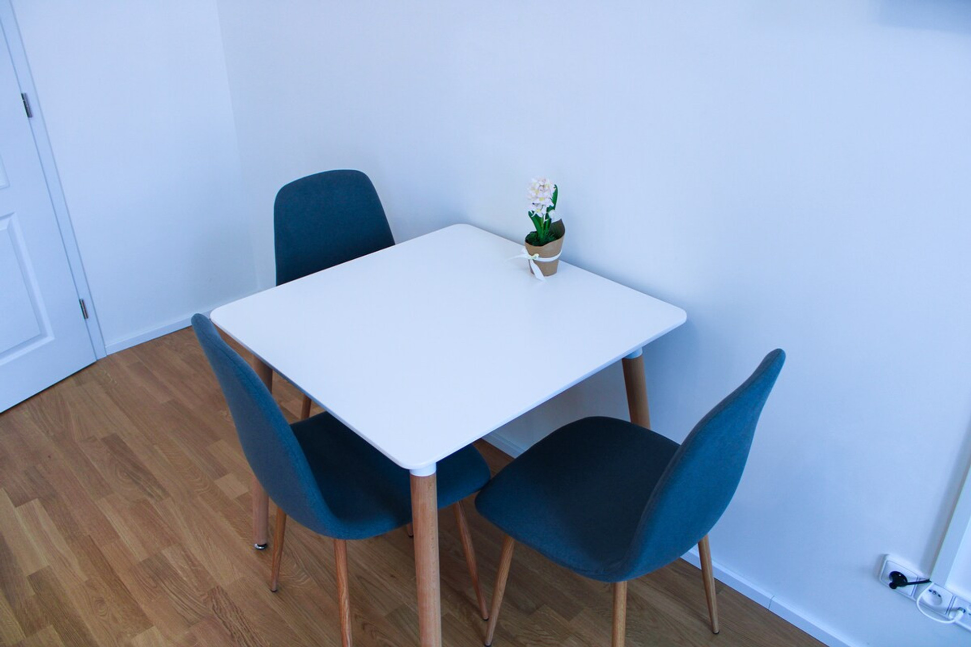 Dining area image 1