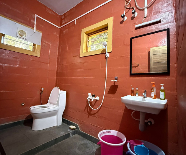 Bathroom with terracotta walls, shower