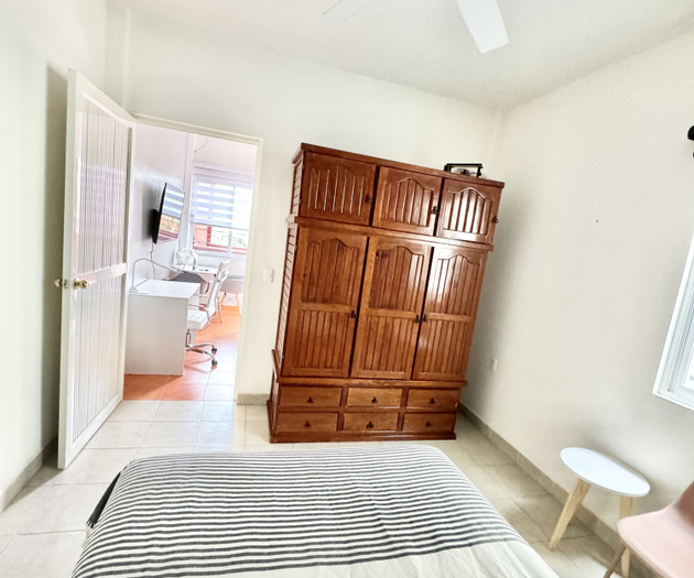 Flat 1/3_ 500mbps Wifi, Desk with office chair