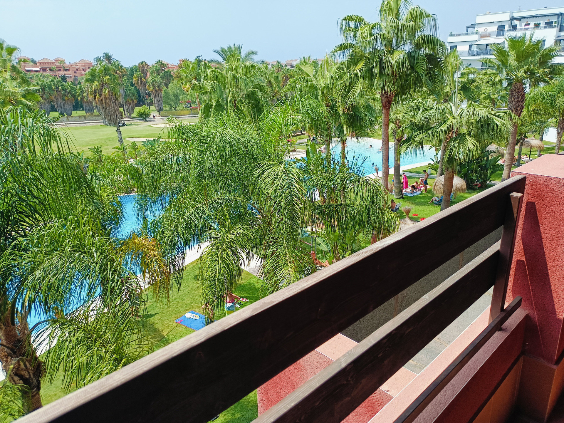 Vista a jardin y campo de golf