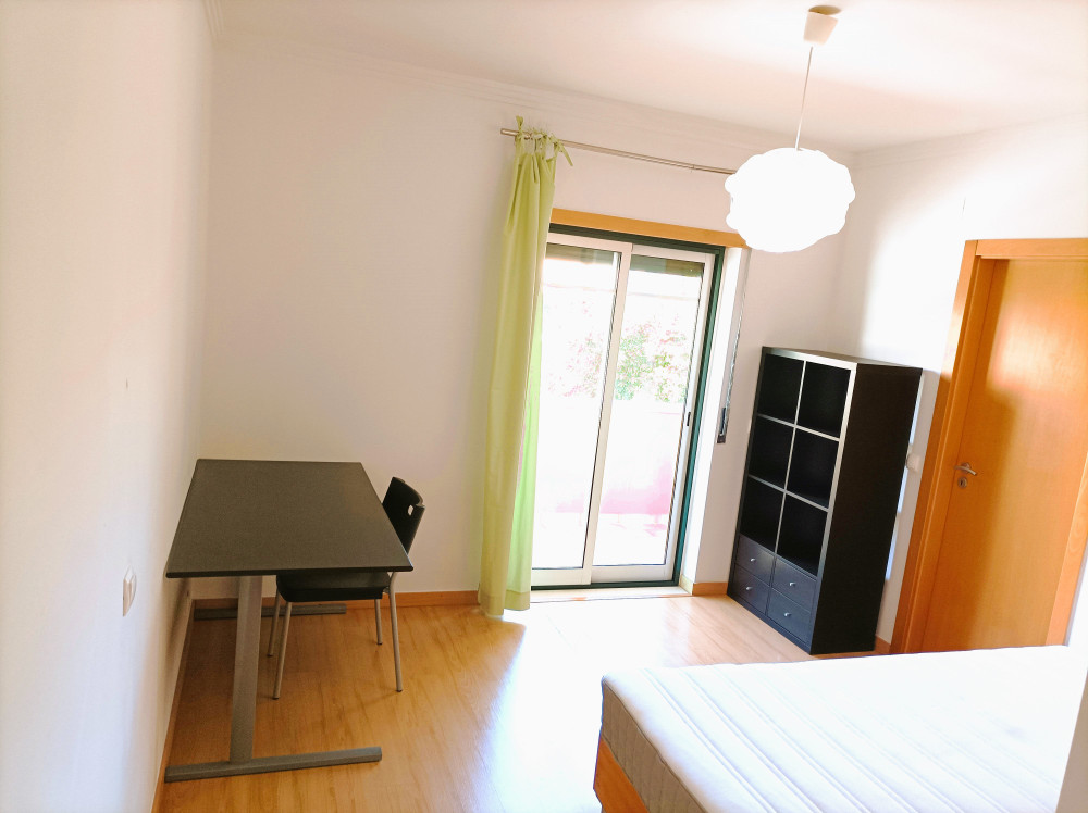 Room, balcony and private bathroom near Carcavelos