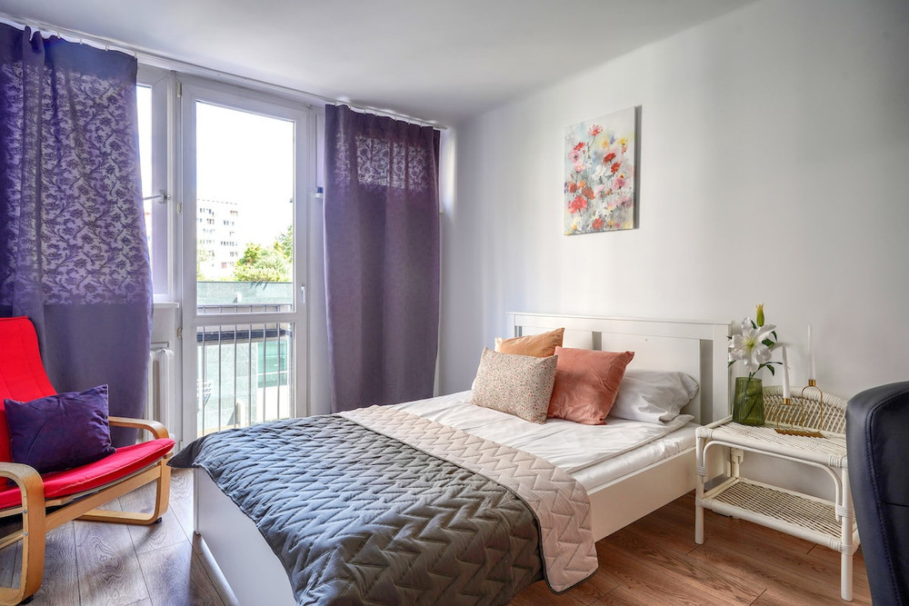 Vibrant Center Room preview