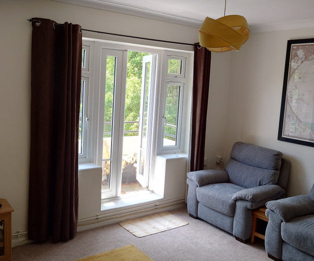 3 bedroom flat with balcony, 500m to rail station