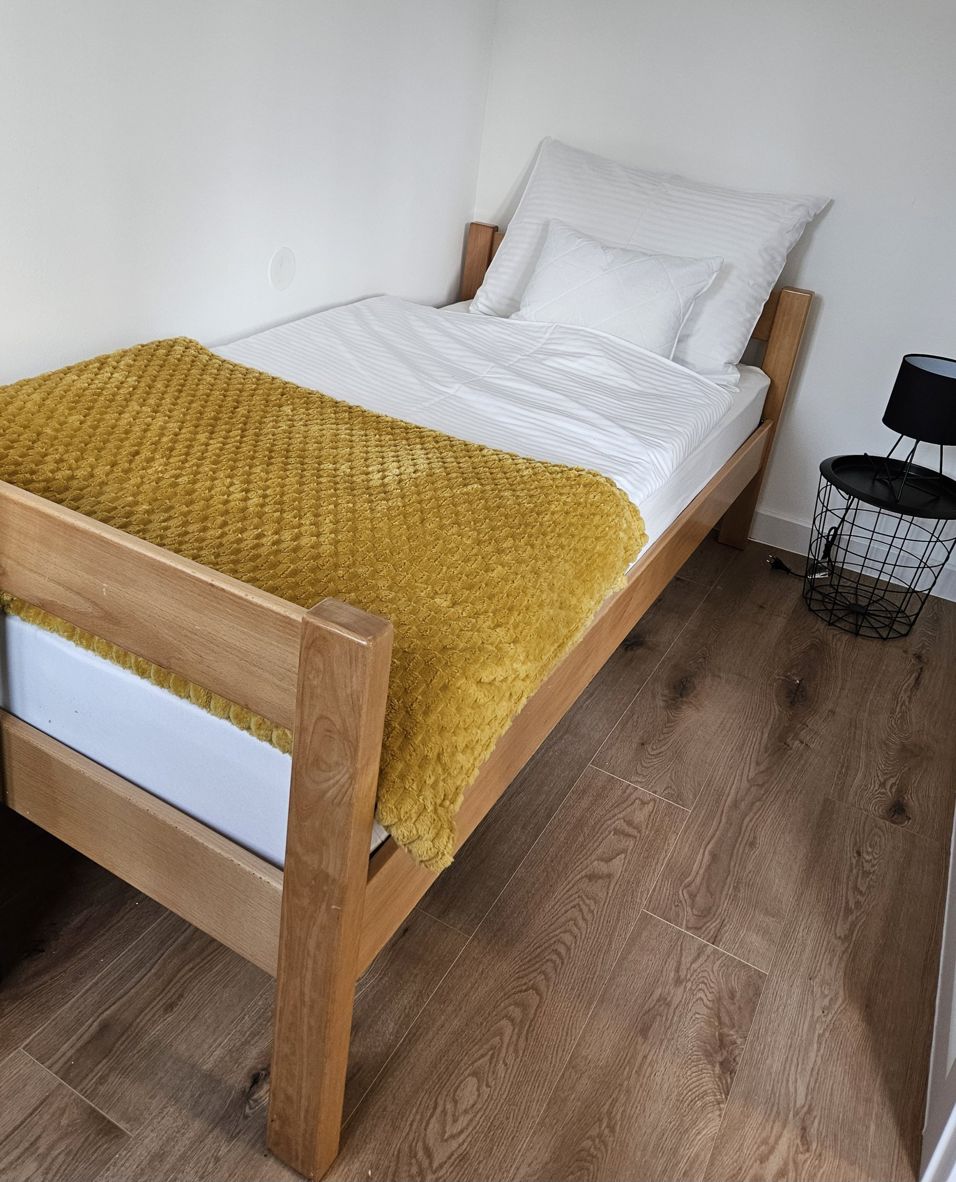 Single bedroom with wooden bed
