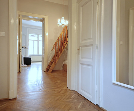 NEWLY RENOVATED, 3 BEDROOM APARTMENT IN THE CENTRE