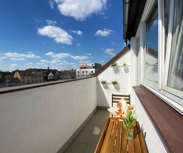 Sunny flat 5 minutes away from subway