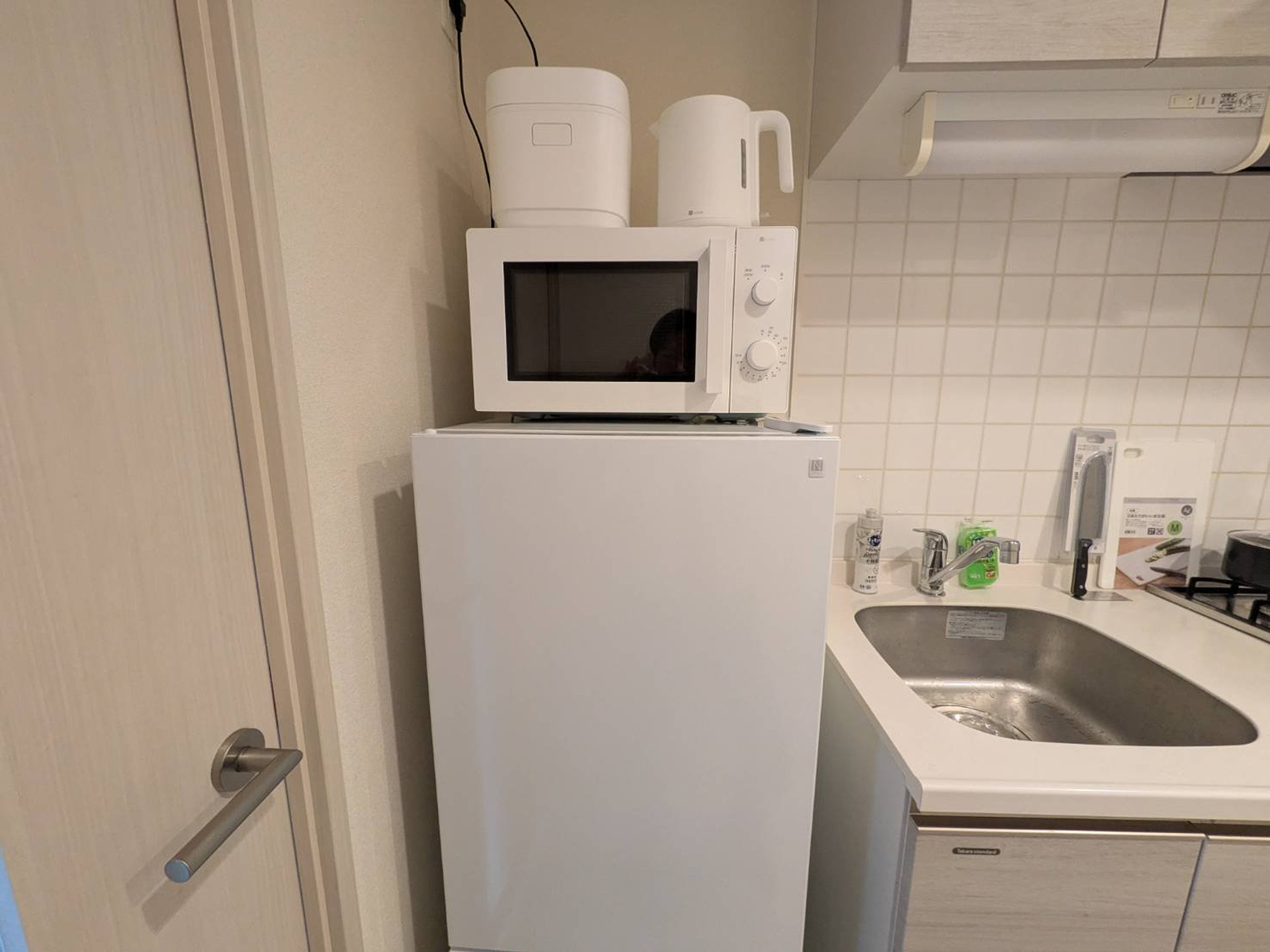 冷蔵庫、電子レンジ、電気ケトル、炊飯器があります。