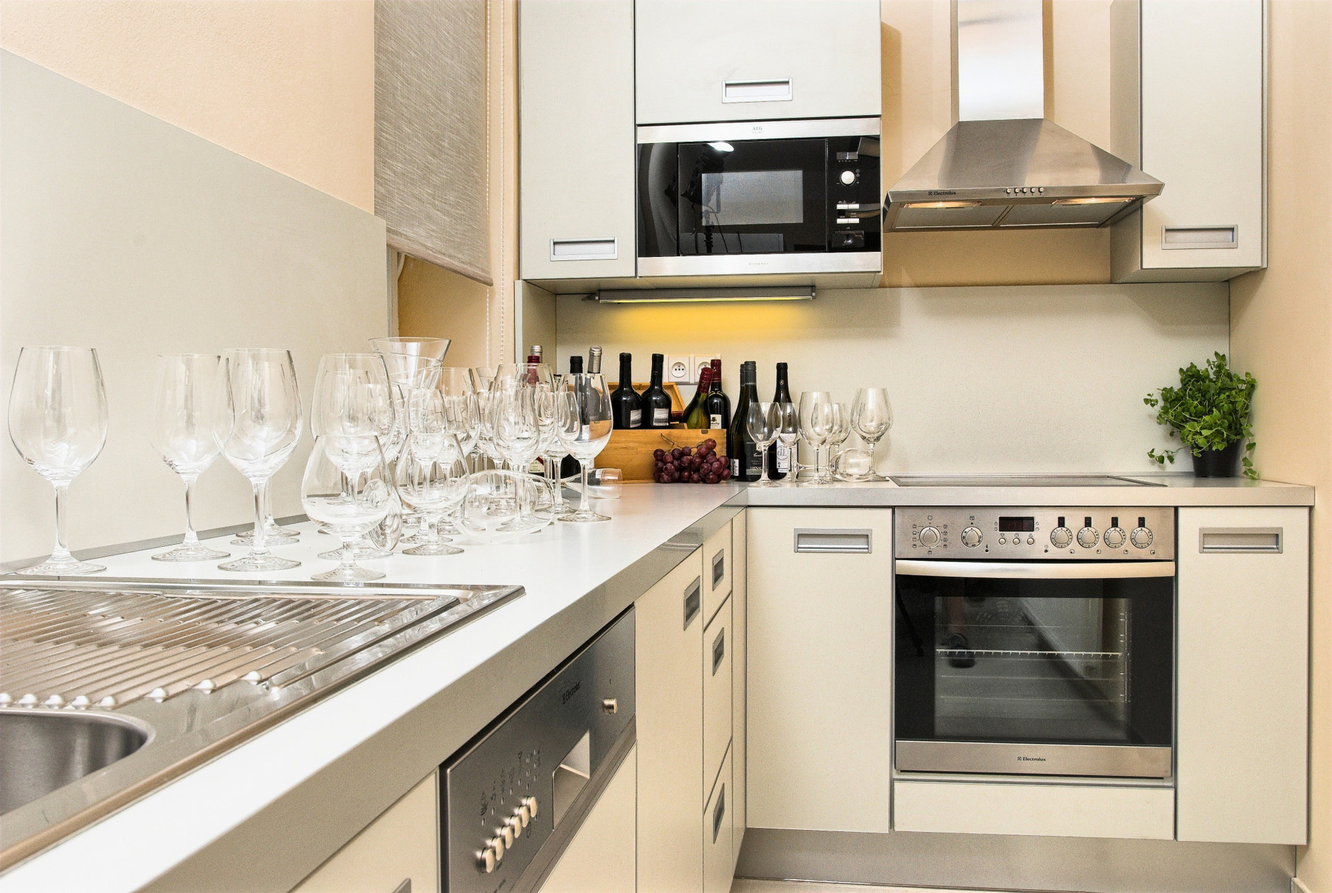 Modern, fully equipped kitchen