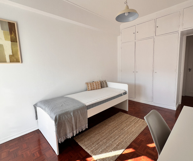 Cozy & Fully Furnished Light Grey Room in Lisbon