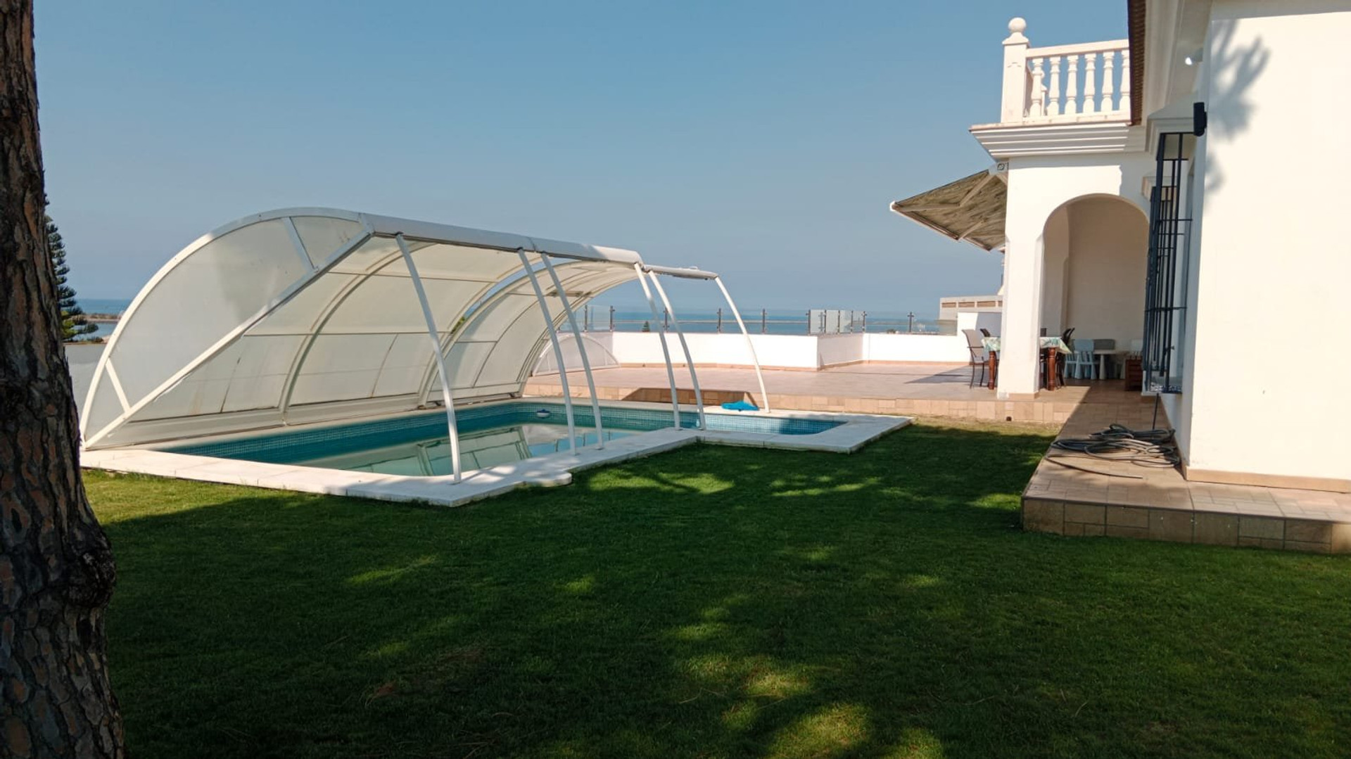 Pool with retractable cover