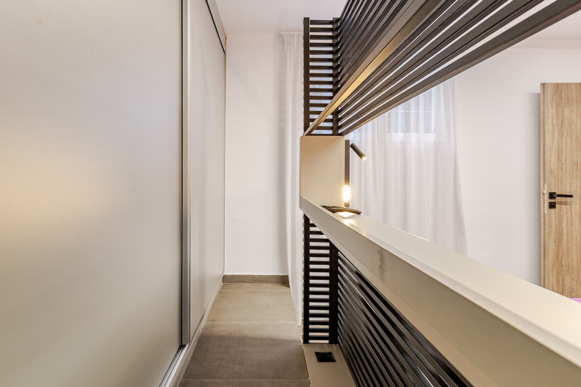 CLOSET BEHIND THE BED 