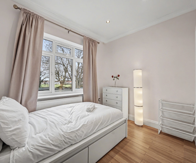 3 Bed Luxury House with Patio in London City