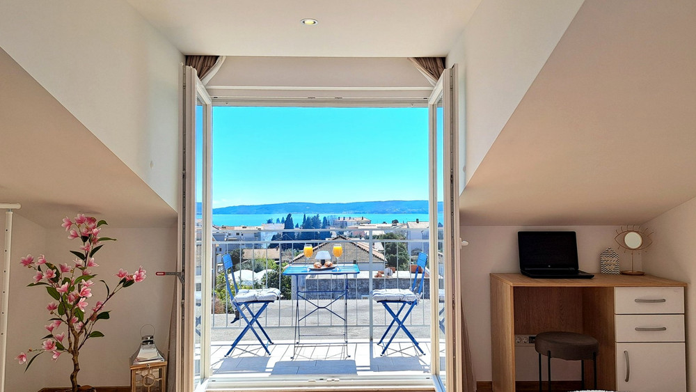Sea View Remote Work Flat • Fast WiFi • Near Split preview