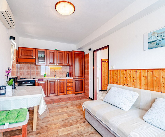 A1 apartment next to the beach, with the sea view