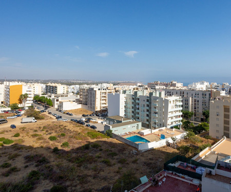 Bright 1BDR Apartment W/Balcony & Pool