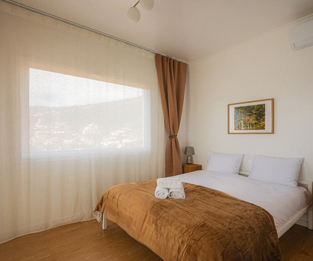 Apartamento espaçoso com 2 quartos, varanda, piscina e vista para a baía