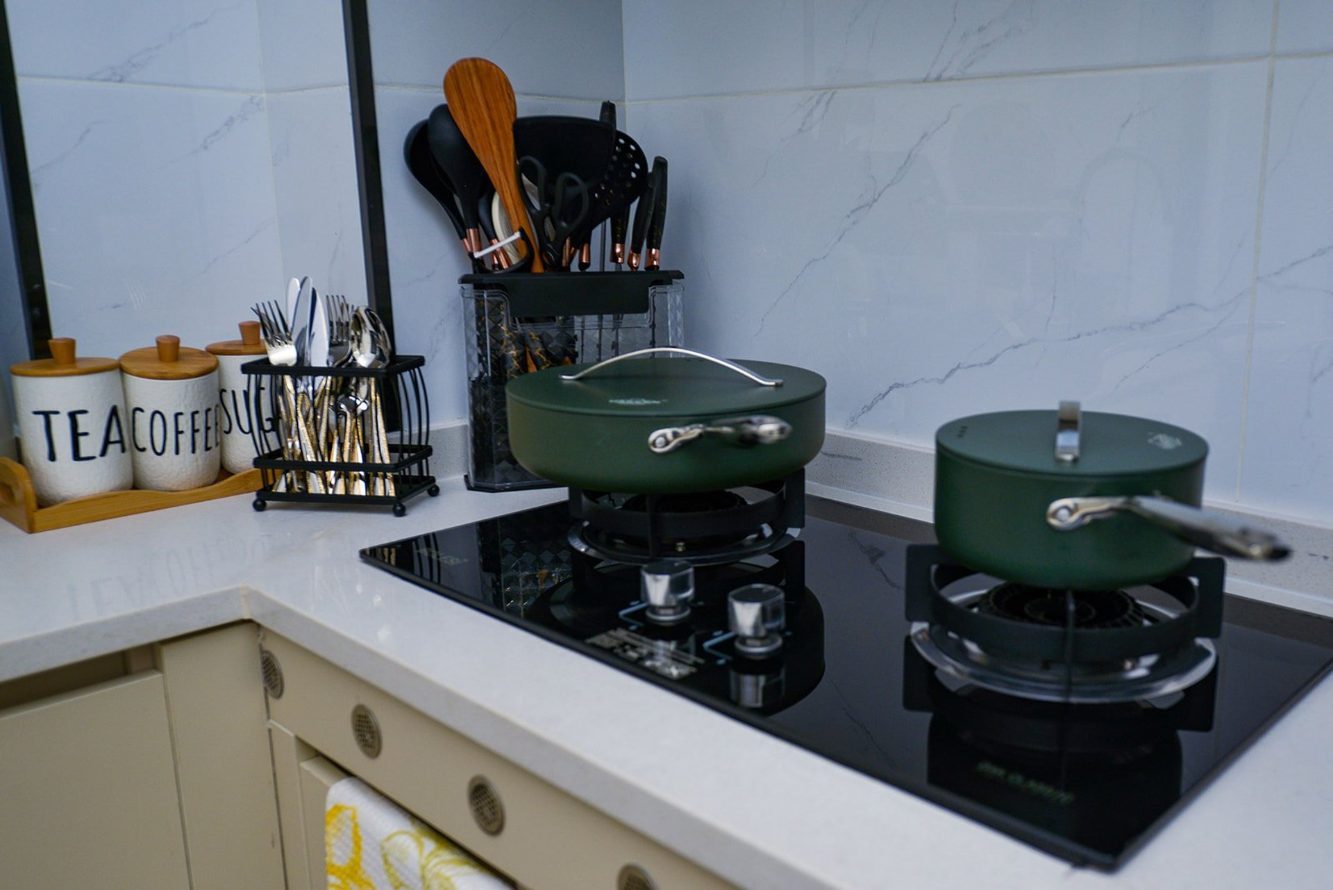Kitchen hob with cookware