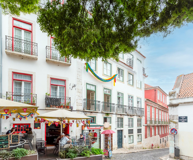 Stylish 2BR Flat in Alfama with Private Patio