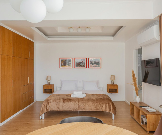 Apartamento espaçoso com 2 quartos, varanda, piscina e vista para a baía